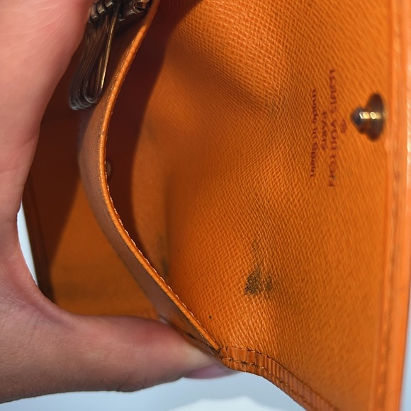 Louis Vuitton Orange Epi 4 key holder - Picture 10 of 12